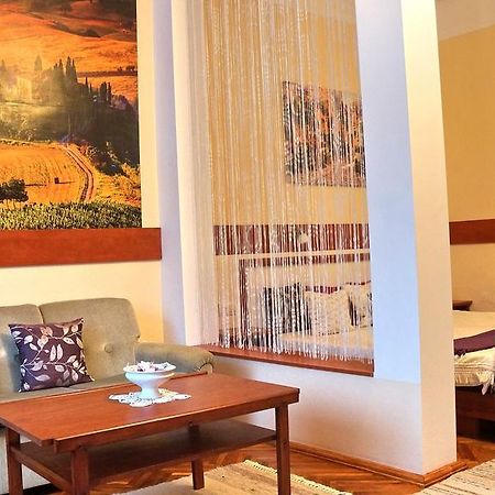 Вилла Hajnal Apartman Дьюла Экстерьер фото