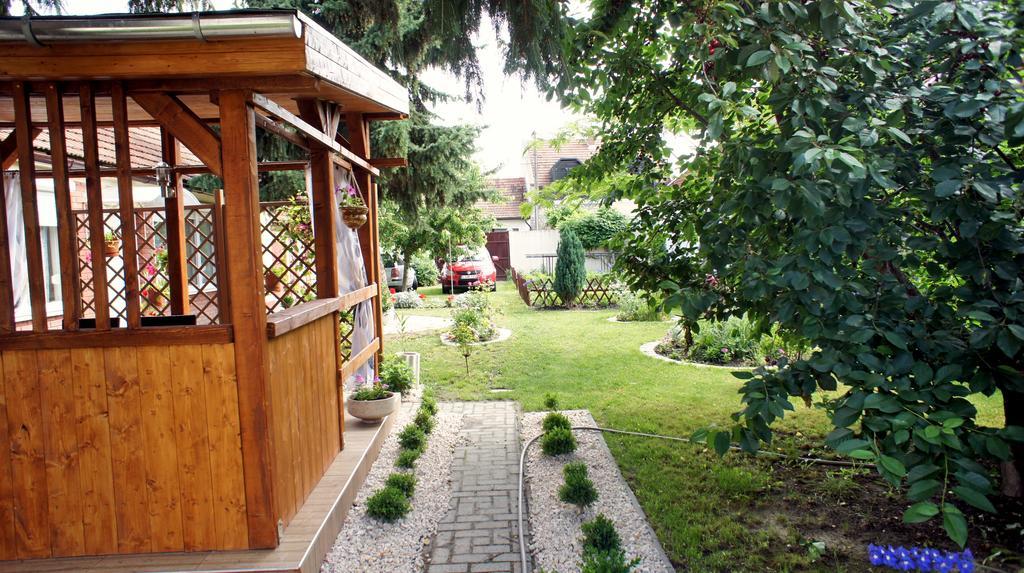 Вилла Hajnal Apartman Дьюла Экстерьер фото