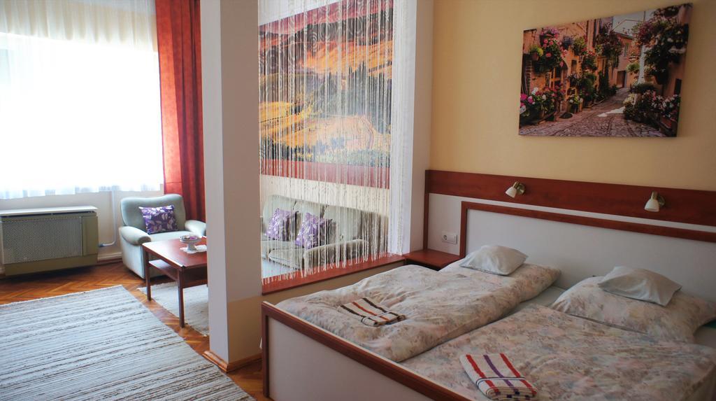 Вилла Hajnal Apartman Дьюла Экстерьер фото
