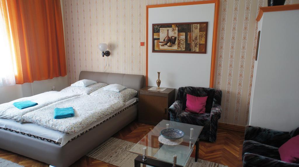 Вилла Hajnal Apartman Дьюла Экстерьер фото